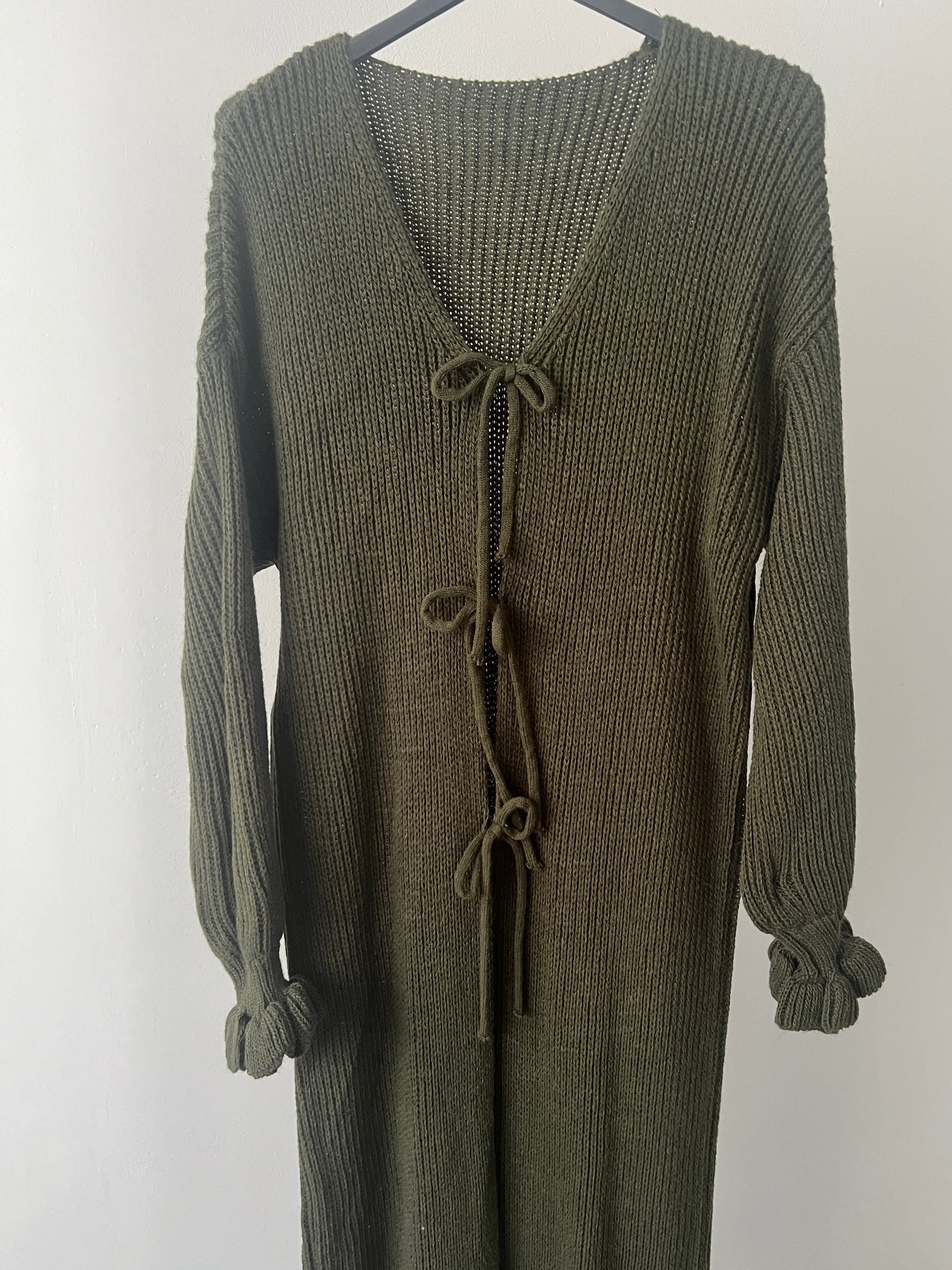 STRICKJACKE MIT SCHLEIFEN