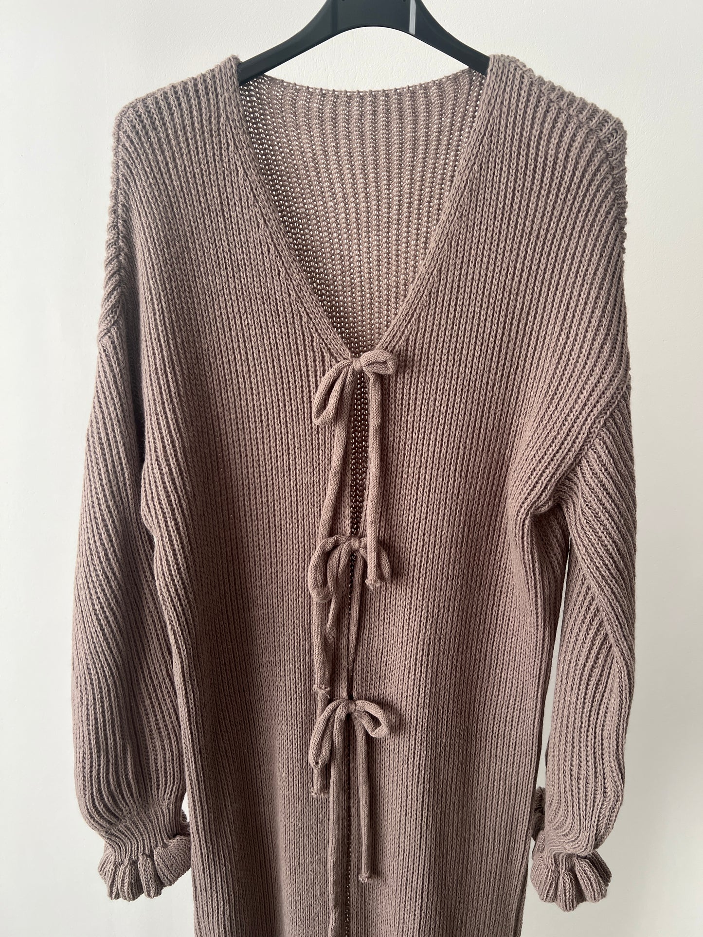 STRICKJACKE MIT SCHLEIFEN